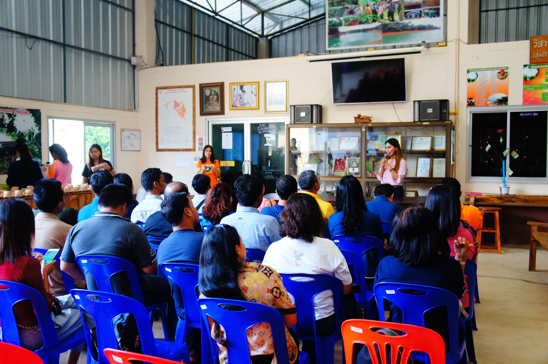 ที่ทำการจังหวัดตรัง นำคณะศึกษาดูงานวิสาหกิจชุมชนกลุมกาแฟบ้านถ้ำสิงห์