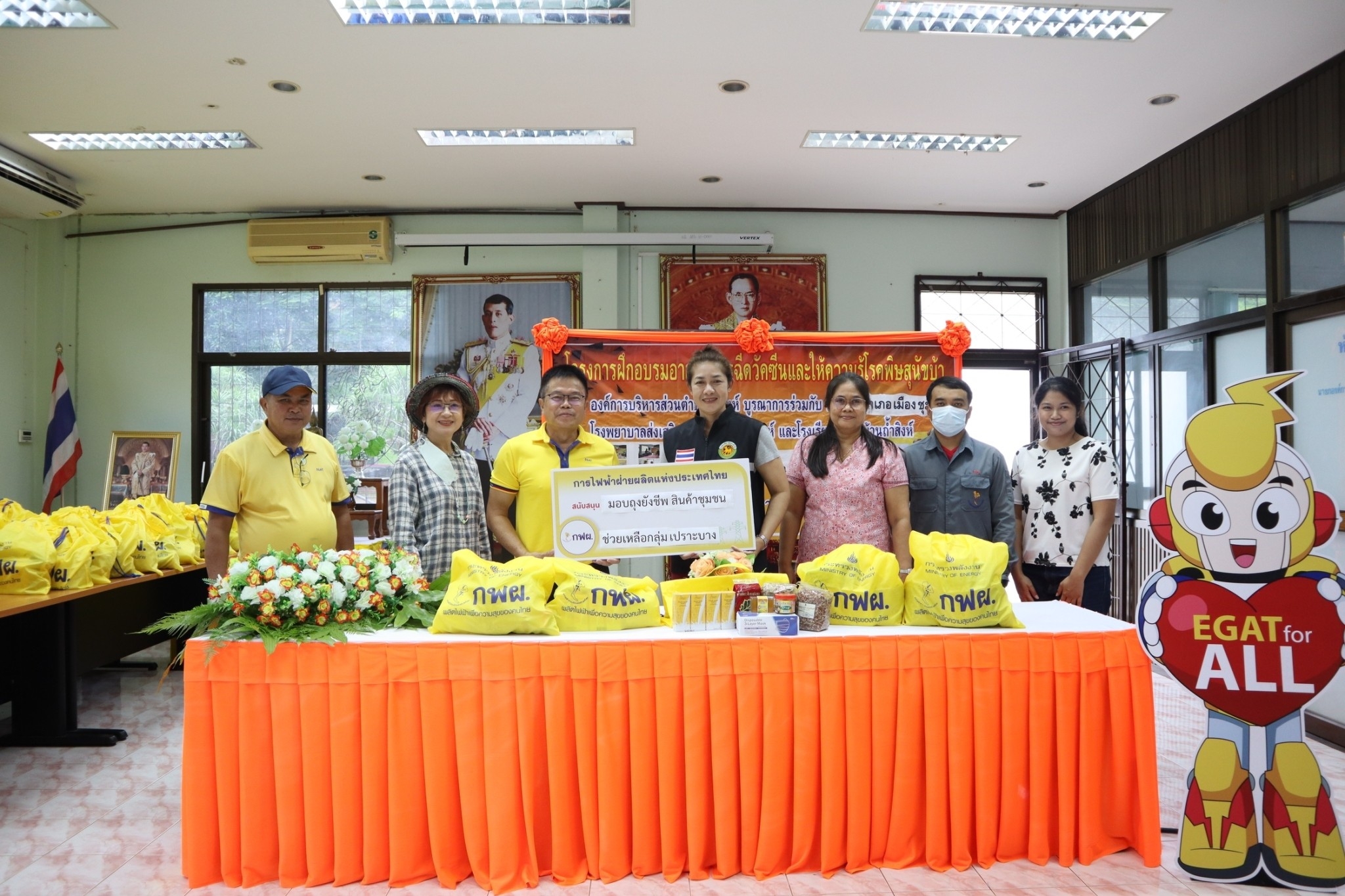 มอบถุงยังชีพสินค้าชุมชน จำนวน 70 ถุง ให้กับกลุ่มเปราะบางในตำบลถ้ำสิงห์ อำเภอเมือง จังหวัดชุมพร   วันที่ 2 มิถุนายน 2565 การไฟฟ้าฝ่ายผลิตแห่งประเทศไทย กฟผ. โดย น.ส.ณิชชนันทน์ สวัสดิ์พานิช กชส-ย. นายธีรโรจน์ ธัญสิริพิชญากร วศ.10 กบหต-ส. นายจรูญพันธ์ เหล่ากุลวาณิช วศ.10 กบหต-ส. พร้อมผู้ปฏิบัติงาน มอบถุงยังชีพสินค้าชุมชน จำนวน 70 ถุง ให้กับชาวบ้านกลุ่มเปราะบางตำบลถ้ำสิงห์ ซึ่งอยู่ใกล้แนวสายส่ง 500 kV ในการนี้นายกำพล เรืองราย รองนายก อบต.ถ้ำสิงห์รับมอบถุงยังชีพ ณ องค์การบริหารส่วนตำบลถ้ำสิงห์ จังหวัดชุมพร